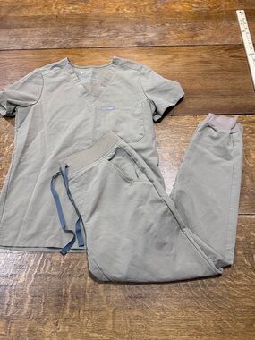 Figs Technical Collection Scrub Set in Light Taupe beige tan Sz XS joggers